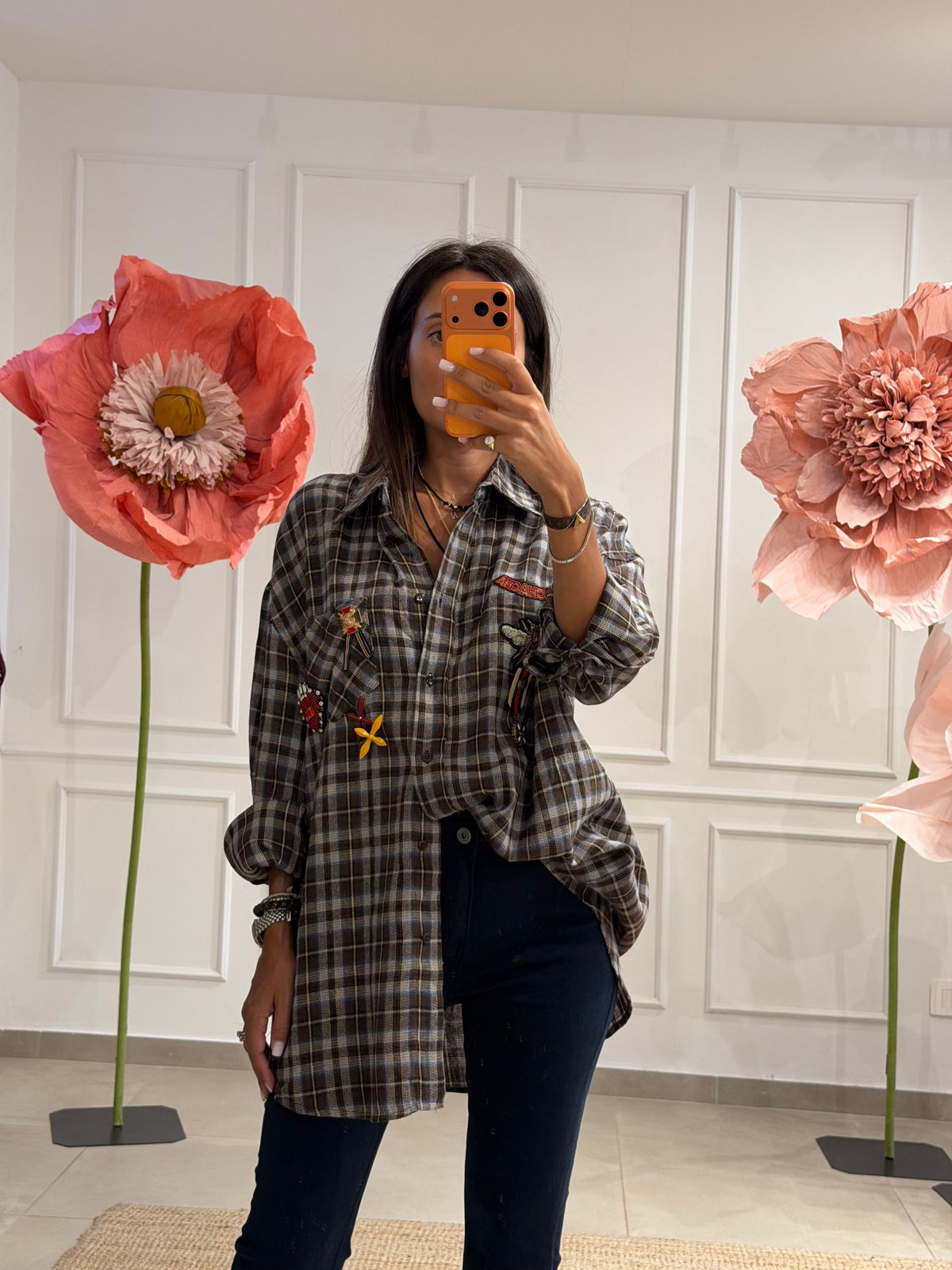 Camicia a quadri con patch e spille