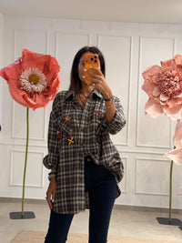 Camicia a quadri con patch e spille
